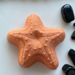 Bath bomb with blue tigers eye inside